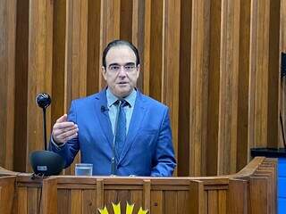 Deputado estadual Felipe Orro na tribuna anunciando sua desfiliação do PSDB. (Foto: Assessoria de imprensa)