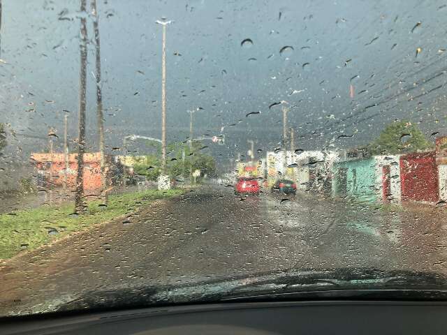 Sob alerta de temporal, tarde &eacute; de pancadas de chuva na Capital