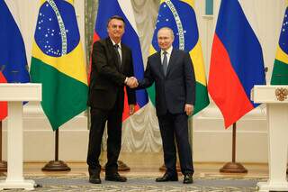 Bolsonaro e Putin se cumprimentam em encontro em Moscou, há duas semanas. (Foto: Alan Santos/Folha de São Paulo)