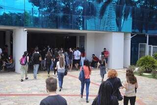Alunos chegando na universidade Uniderp em Campo Grande. (Foto: Paulo Francis) 