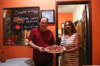 Adeniro Bruch e Tereza Cristina Oliveira são proprietários da pizzaria. (Foto: Paulo Francis)