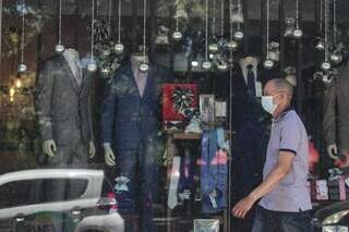 Homem caminha no Centro da Capital, de máscara. (Foto: Marcos Maluf)