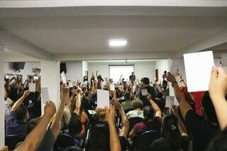 Em assembleia, professores decidiram apresentar contrapoposta de 100% à prefeitura. (Foto: Paulo Francis)