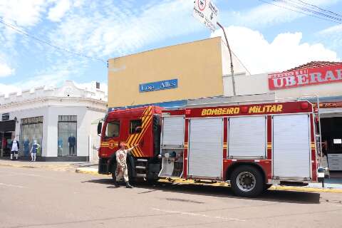 Princípio de incêndio mobiliza bombeiros e assusta funcionárias de loja 