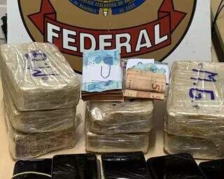 Polícia Federal apreendeu sete quilos de pasta base, dinheiro &#34;vivo&#34; e celulares. (Foto: Divulgação/PF)
