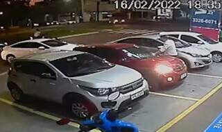 Câmera de escola de Inglês gravou momento que motorista estaciona e delegado-geral desce e bate no vidro do carro dela. (Foto: Reprodução)