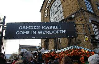 No Camden Market, em Londres, tem barraquinhas de comida de todas as partes do mundo e preços acessíveis, só escolher (Foto: Reprodução)