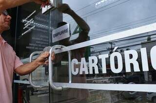 Funcionário abrindo cartório em Campo Grande. (Foto: Arquivo/Campo Grande News)