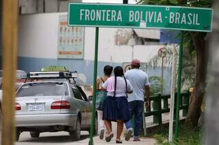 Pessoas atravessando fronteira entre Bolívia e Brasil. (Foto: Arquivo/Folha MS)