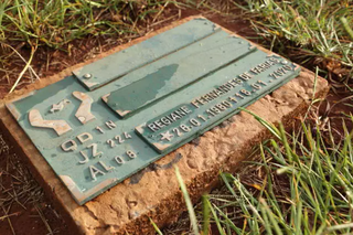 O túmulo onde Regiane está sepultada, em Campo Grande. Ela foi a primeira vítima de feminicídio em 2020. (Foto: Kísie Ainoã) 