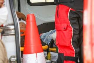 Os dois motociclistas foram levados na mesma ambulância para Santa Casa. (Foto: Henrique Kawaminami)