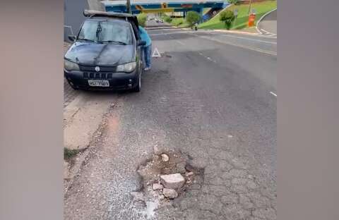 De calota na via a problemas mecânicos, carros são "vítimas" de buraco na Ceará