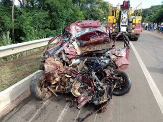 Veículo da vítima ficou completamente destruído. (Foto: Sidney Assis)