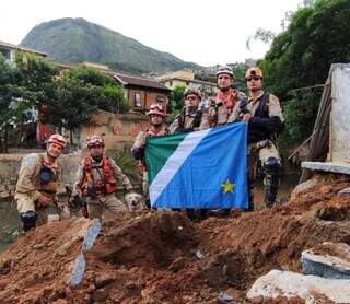 Equipe que atuou nas buscas pelas vítimas dos deslizamentos em Petrópolis. (Foto: Corpo de Bombeiros)