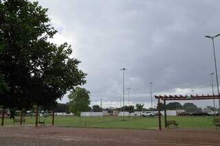 Tempo fechado em Campo Grande esta tarde. (Foto: Kísie Ainoã)