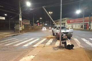 Semáforo ficou destruído após colisão de caminhonete (Foto: Direto das Ruas)