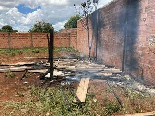 Barraco incendiado no Nova Campo Grande. (Foto: Thiago Mendes)