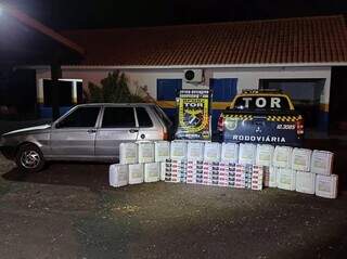 Fiat Uno e produtos contrabandeados apreendidos (Foto: Divulgação | PMR)