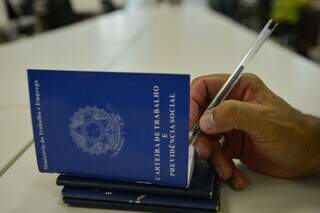 Homem assinando carteira de trabalho na Capital. (Foto: Arquivo)