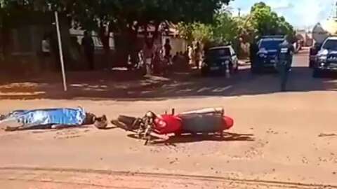 Motociclista invade preferencial e morre ao bater em caminhão