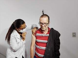 Idoso recebendo o imunizante contra covid. (Foto: Aletheya Alves/Arquivo)