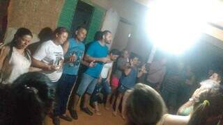 Valter de camiseta azul e bermuda, durante oração de agradecimento pela liberdade (Foto: Arquivo Pessoal)