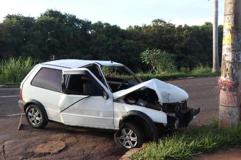 Carro fica destruído após motorista bêbado colidir em poste na Ernesto Geisel