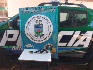 Revólver calibre 22 e munições apreendidas pela Polícia Militar Ambiental. (Foto: PMA)