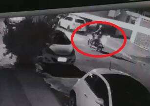 C&acirc;mera flagra assaltante empurrando moto durante furto na Vila Margarida 
