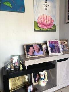 Na sala da casa, ele tem fotos com a primeira e atual mulher. (Foto: Jéssica Fernandes)