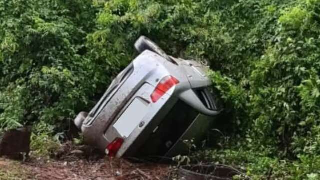 Ap&oacute;s capotagem, motorista abandona ve&iacute;culo &agrave;s margens de rodovia
