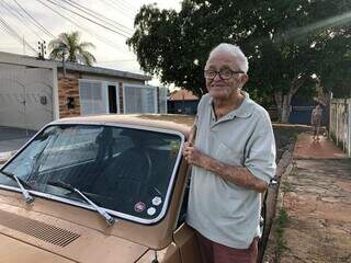Apaixonado por carros antigos, Raimundo trabalhou como vendedor. (Foto: Jéssica Fernandes)