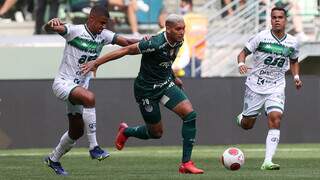 O jogador Rafael Navarro, do Palmeiras, disputa bola com o jogador, do Guarani FC. (Foto: Cesar Greco)