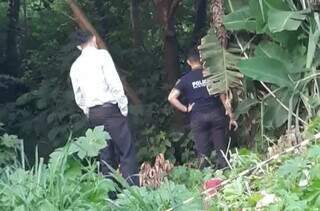 Momento em que policiais encontraram o corpo de Salvador (Foto: ABC Color)