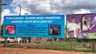 Em Maracaju, outdoor tem foto e frase de declação para a esposa. (Foto: Hosana de Lourdes)