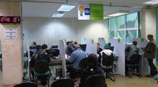 Trabalhadores sendo atendidos na Funtrab de Campo Grande. (Foto: Edemir Rodrigues)