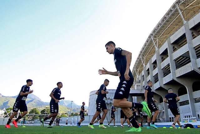 Botafogo fecha rodada do Campeonato Carioca nesta segunda e pode superar rival