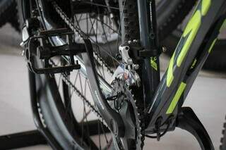 Detalhe de pedivela de bicicleta, onde rastreador pode ficar escondido. (Foto: Henrique Kawaminami)