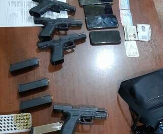 Armas e munições encontradas com cinco homens ontem à noite, na fronteira. (Foto: Divulgação)
