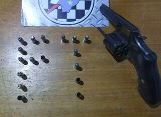 Arma que o atirador usava foi apreendida pela polícia. (Foto: Divulgação / PM de Três Lagoas)