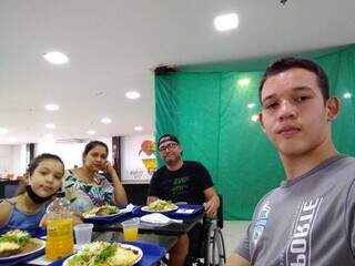 Mauro com a esposa e filhos. (Foto: Arquivo Pessoal)