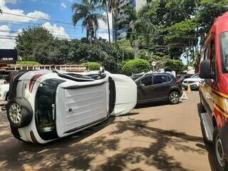 Veículo tombou na avenida esta manhã. (Foto: Idaicy Solano)