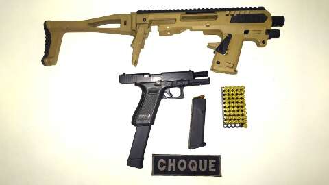 Empresário flagrado com kit que transforma pistola em fuzil continuará preso
