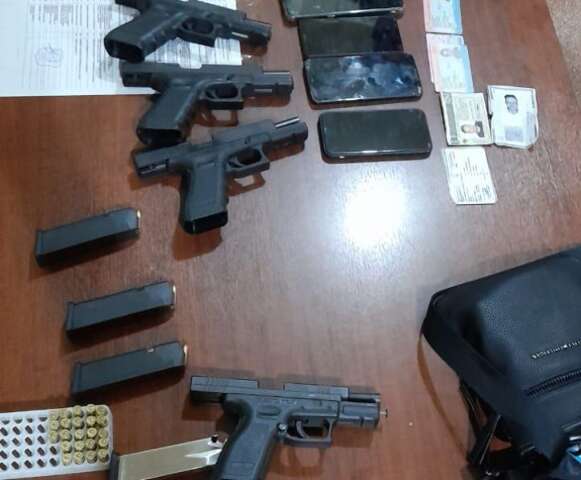 Dois brasileiros e tr&ecirc;s paraguaios s&atilde;o presos com 4 pistolas na fronteira