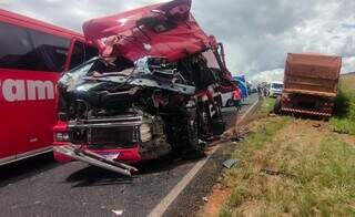 Motorista passa direto em bloqueio e morre ap&oacute;s bater na traseira de carreta