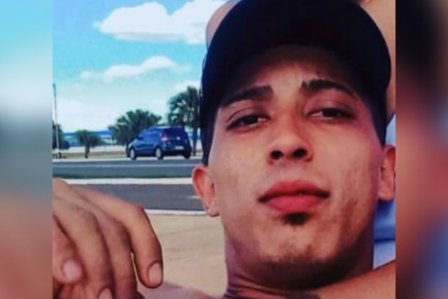 Jovem de 23 anos &eacute; morto &agrave; facada pela esposa na sala de casa; autora &eacute; presa