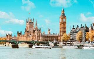 O passeio de barco pelo histórico Tâmisa, o rio que corta a cidade de Londres, é um dos atrativos imperdíveis na capital inglesa (Foto: Reprodução)