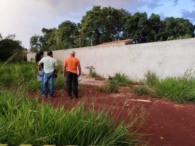 Identificado homem morto com dois tiros ao lado de estrada no domingo