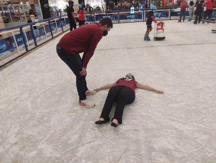 Para “enxergar” gelo com o toque, cegos até deitaram em patinação 