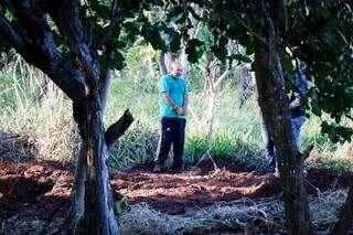 Cleber (de camiseta azul) auxiliou nas escavações. (Foto: Henrique Kawaminami)